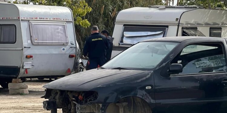 Los perros se encontraban en el interior de un vehículo situado en el antiguo campamento de infraviviendas de Es Gorg. / AE