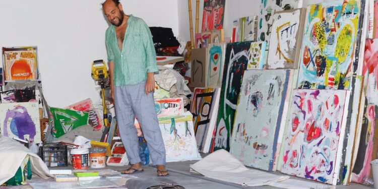El artista Jesús de Miguel en su estudio.