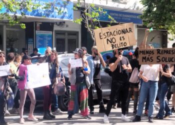 Un momento de la manifestación en el Consell contra la ley que regula las caravanas en abril. Fotos Noudiari