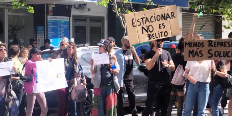 Un momento de la manifestación en el Consell contra la ley que regula las caravanas en abril. Fotos Noudiari