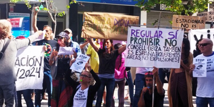 Un momento de la concentración del viernes de los autocaravanistas fente al Consell. Fotos Noudiari