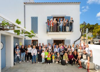 Foto de familia de las personas participantes en la Marató Fotogràfica Sant Josep és foto.