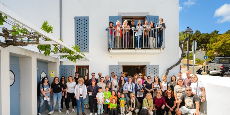 Foto de familia de las personas participantes en la Marató Fotogràfica Sant Josep és foto.