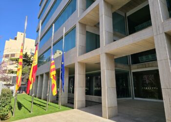 Banderas a media asta en la sede del Consell de Ibiza.