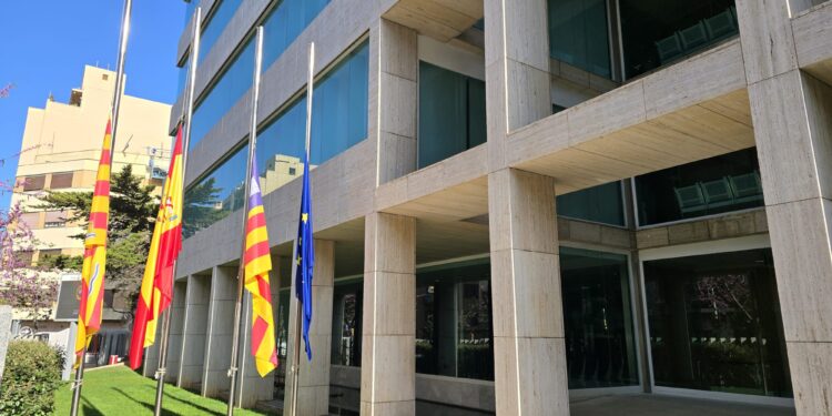 Banderas a media asta en la sede del Consell de Ibiza.