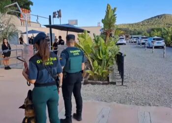 Guardias civiles durante la apertura de una discoteca de Ibiza.