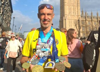 Víctor Oliver con sus medallas.