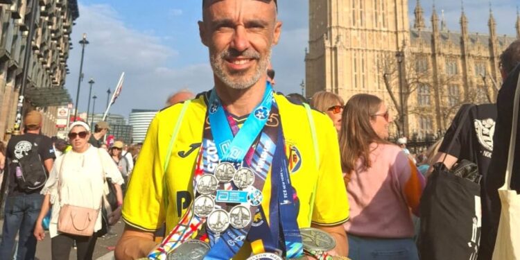 Víctor Oliver con sus medallas.