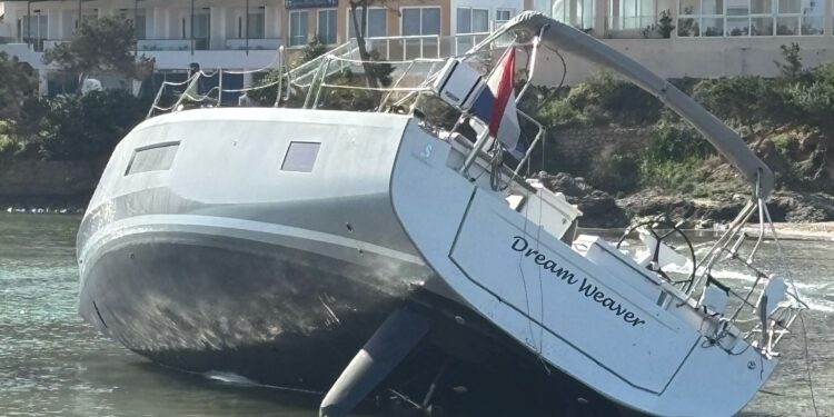 El velero Dream Weaver, varado en la orilla de Cala Llonga. Fotos S. Moreno