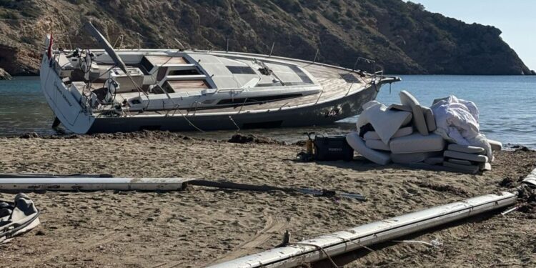 Imagen del velera encallado en la playa de Cala Llonga. Fotos: S. Moreno