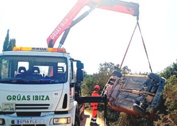 El Peugeot 2008 fue recuperado por equipos de Grúas Ibiza tras el accidente del lunes.