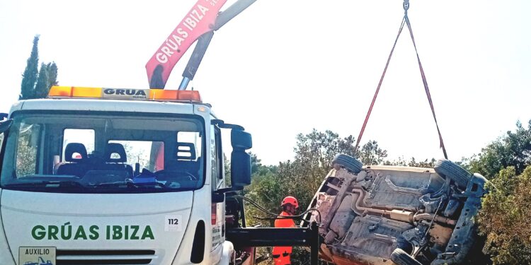 El Peugeot 2008 fue recuperado por equipos de Grúas Ibiza tras el accidente del lunes.