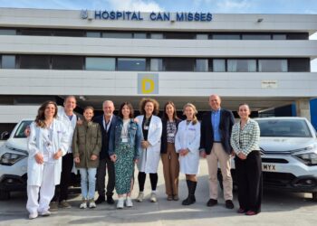 Imagen de los dos vehículos nuevos del Área de Salud de Ibiza y Formentera. Foto: ASEF