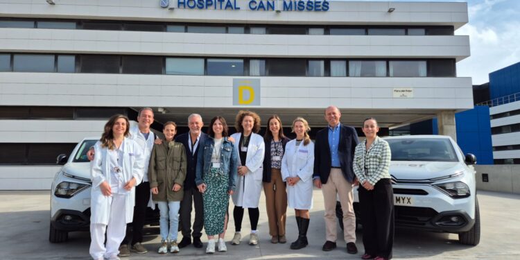 Imagen de los dos vehículos nuevos del Área de Salud de Ibiza y Formentera. Foto: ASEF