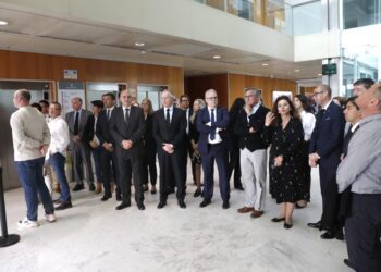 Los ex presidentes y ex presidenta del Consell, alcaldes y otras autoridades han acudido a la capilla ardiente instalada en el Consell.