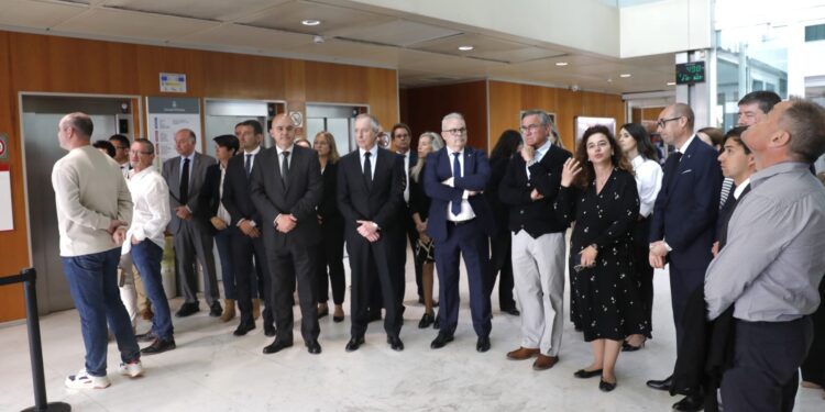 Los ex presidentes y ex presidenta del Consell, alcaldes y otras autoridades han acudido a la capilla ardiente instalada en el Consell.