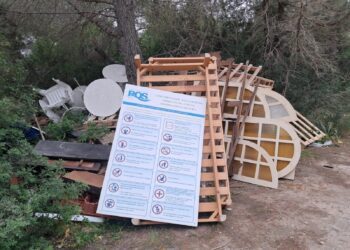 Muebles viejos, ventanas, palets y basura en las inmediaciones de Can Nadal.