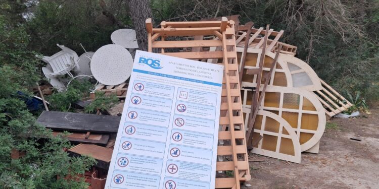 Muebles viejos, ventanas, palets y basura en las inmediaciones de Can Nadal.