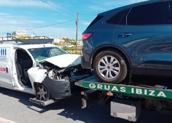 Accidente de tráfico registrado este lunes en la carretera de Sant Josep.