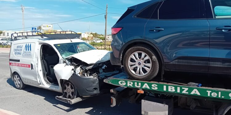 Accidente de tráfico registrado este lunes en la carretera de Sant Josep.