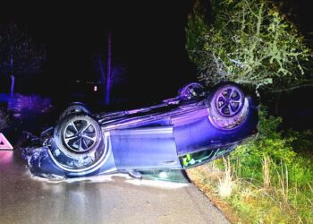 Un coche volcó y quedó con las cuatro ruedas hacia arriba.
