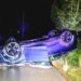 Un coche volcó y quedó con las cuatro ruedas hacia arriba.