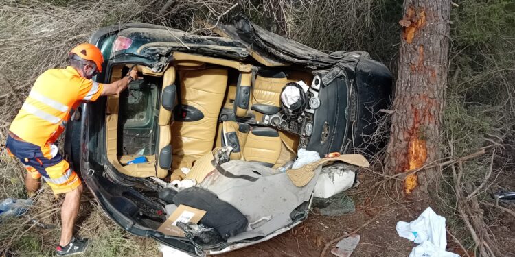 Estado en el que quedó el vehículo implicado en el siniestro, en una imagen durante la actuación de Grúas Ibiza para retirarlo de la vía.