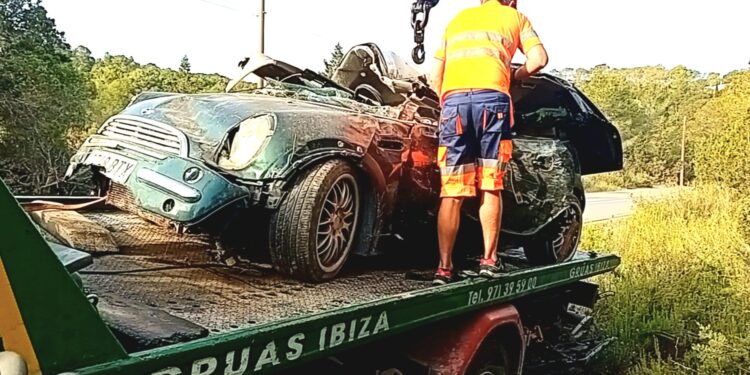 Operarios de Grúas Ibiza retiran el vehículo siniestrado en el que murió una joven.