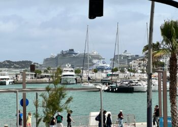 Los dos cruceros atracados en el puerto de Botafoc Ibiza. Fotos: Laura Ferrer