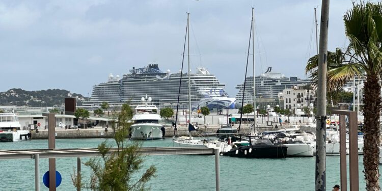 Los dos cruceros atracados en el puerto de Botafoc Ibiza. Fotos: Laura Ferrer