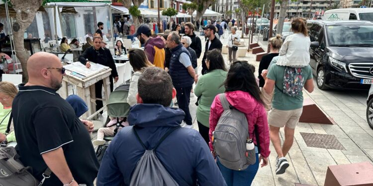 Imagen de archivo de turistas en Ibiza durante el mes de abril.