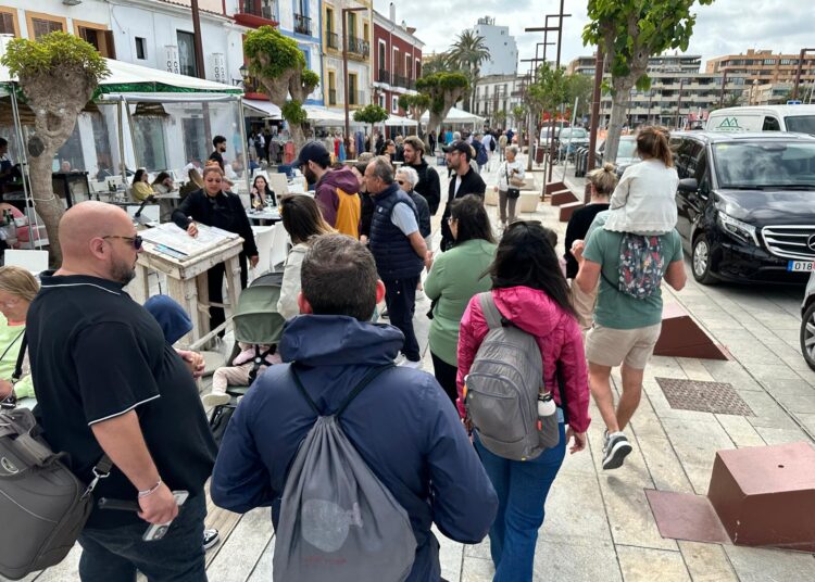 Imagen de archivo de turistas en Ibiza durante el mes de abril.