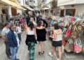 Turistas paseando por Ibiza durante la llegada de un crucero. Foto Noudiari