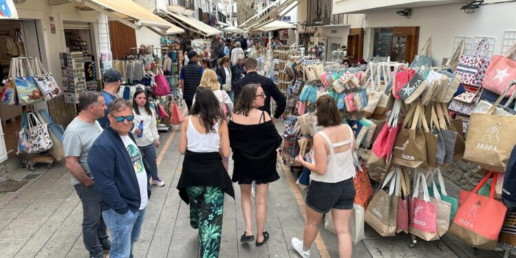 Turistas paseando por Ibiza durante la llegada de un crucero. Foto Noudiari