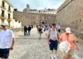 Turistas en la parte antigua de la ciudad de Ibiza en abril de 2025. Fotos Noudiari.es