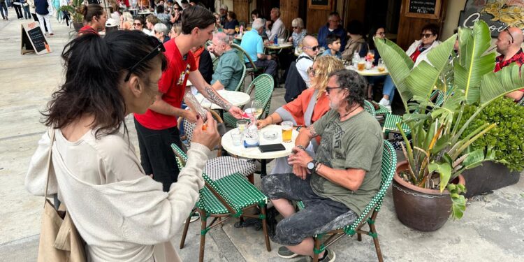 Imagen de archivo de una terraza de Ibiza.