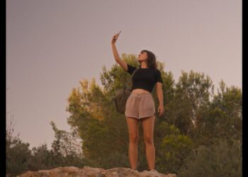 Jone Laspiur en un fotograma de 'Las personas que no fuman deberían ser ceniceros' de Pablo Roso.