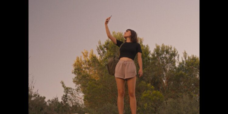 Jone Laspiur en un fotograma de 'Las personas que no fuman deberían ser ceniceros' de Pablo Roso.