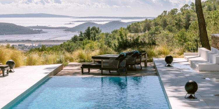 Una vivienda de lujo en Ibiza en el portal de venta y alquiler de viviendas de Idealista.