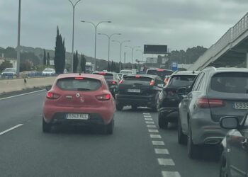 Uno de los atascos que se han ido generando durante la mañana en la carretera de Sant Antoni