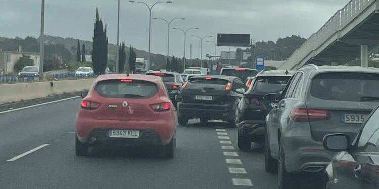 Uno de los atascos que se han ido generando durante la mañana en la carretera de Sant Antoni