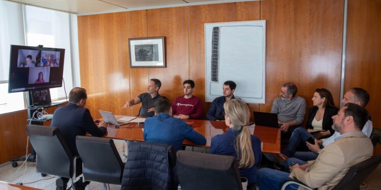 Imagen de la reunión mantenida con reunión con representantes de Red.es. Foto: Consell d'Eivissa