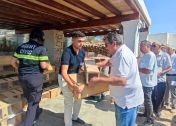 Un instante de la entrega de trampas llevada a cabo hoy en Ibiza.