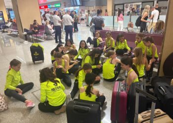 Gimnastas del Puig d'en Valls, ayer, en el aeropuerto.