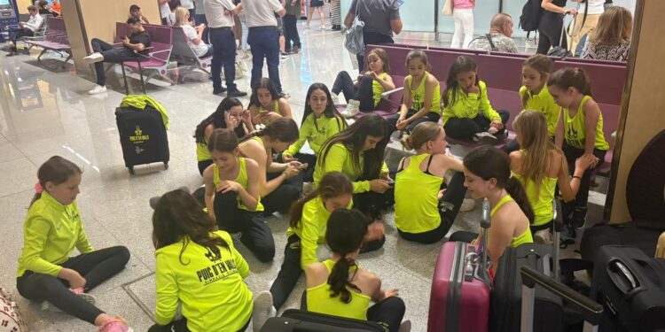 Gimnastas del Puig d'en Valls, ayer, en el aeropuerto.