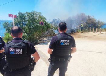 Policía Nacional y Bomberos, actuando hoy en la zona, al final de Ramón Muntaner. Fotos Noudiari.es