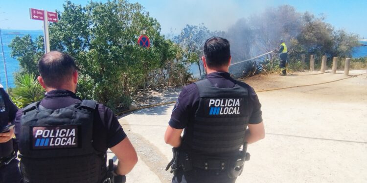 Policía Nacional y Bomberos, actuando hoy en la zona, al final de Ramón Muntaner. Fotos Noudiari.es