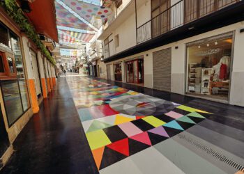 Suelo decorado por Okuda en Sant Antoni, en una de las calles centrales del llamado West End.