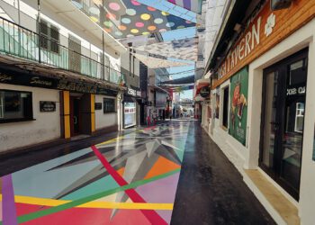 La obra de Okuda San Miguel en la calle Santa Agnès de Sant Antoni.