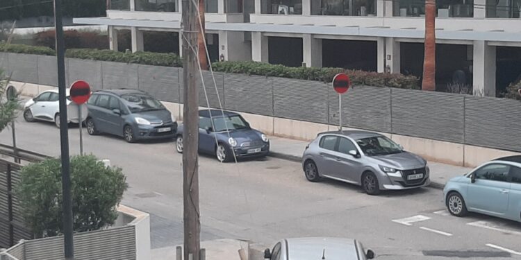 Imagen de dos de las señales de prohibido vandalizadas.